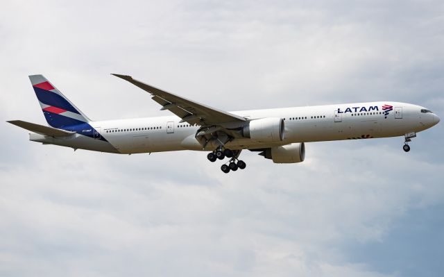 BOEING 777-300ER (PT-MUF)