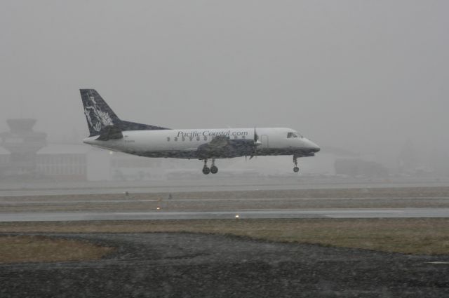 Saab 340 (C-GCPU) - Practice Landing at 07 on a snowy day