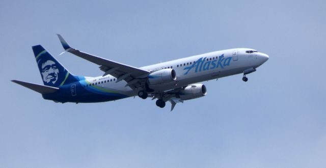 Boeing 737-800 (N566AS) - On final is this 2007 Alaska Airlines Boeing 737-890 in the Spring of 2019.