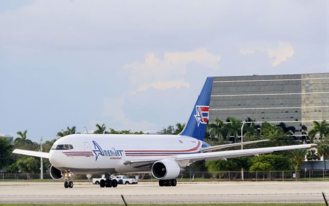 BOEING 767-200 (N741AX)
