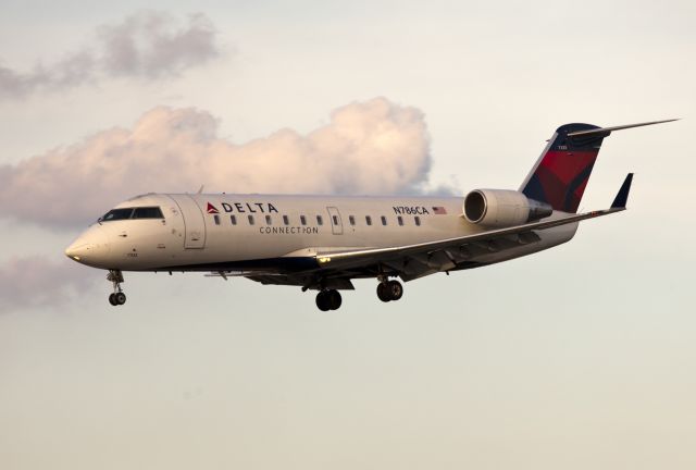 Canadair Regional Jet CRJ-700 (N786CA)