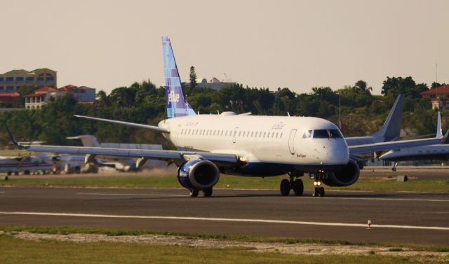 Embraer ERJ-190 (N238JB)