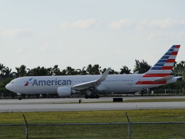 BOEING 767-300 (N395AN)