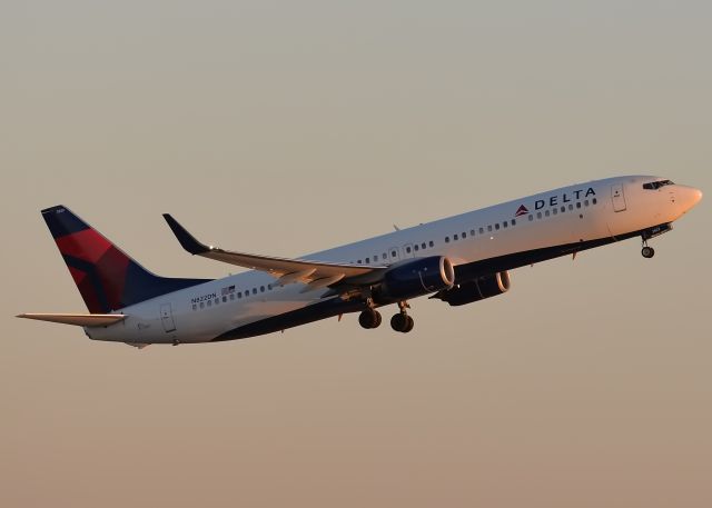 Boeing 737-900 (N822DN)