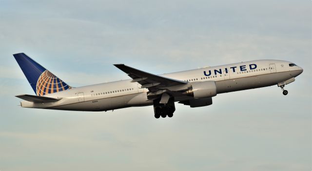 Boeing 777-200 (N211UA) - United 777-222 departing IAH.