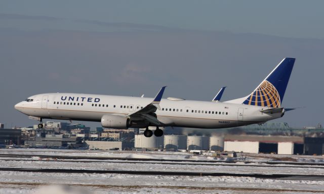 Boeing 737-800 (N68807)