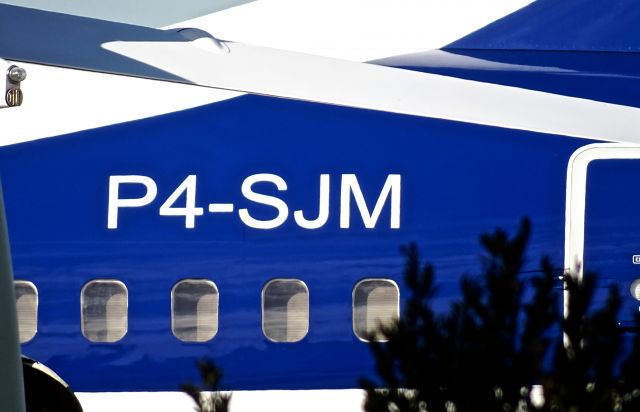 Boeing 737-700 (P4-SJM)