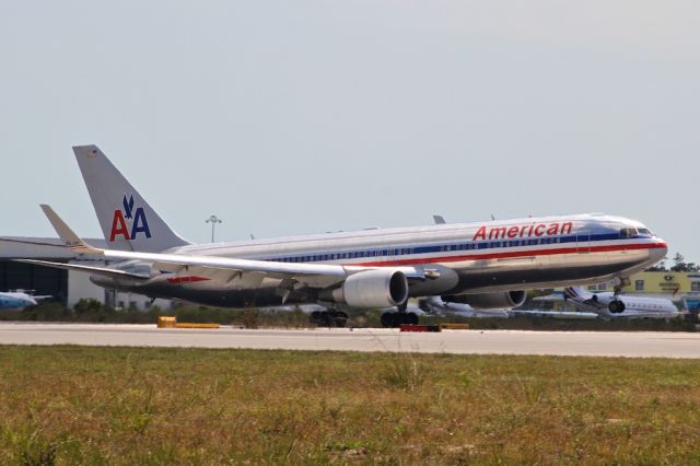 BOEING 767-300 (N345AN) - AAL1711 MIA-SDQ diversion