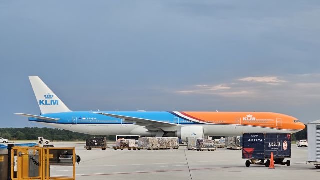 Boeing 777-200 (PH-BVA) - KLM standing by to taxi into gate F1