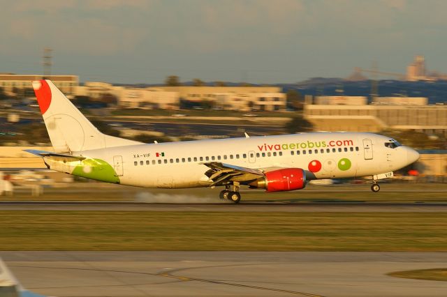 BOEING 737-300 (XA-VIF)