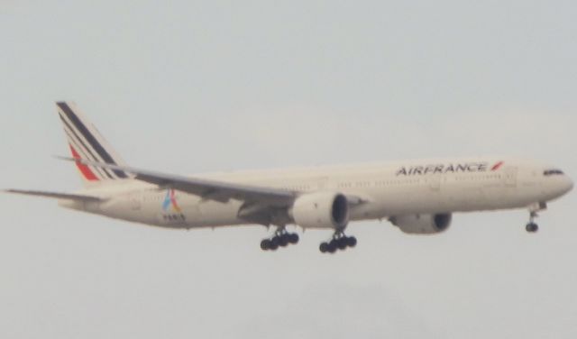 BOEING 777-300ER (F-GZNP)