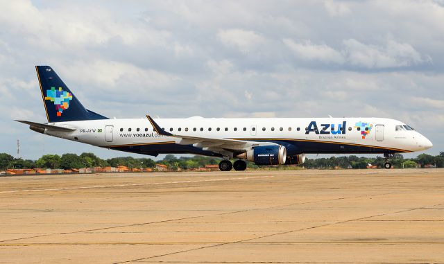 Embraer ERJ-190 (PR-AYW)