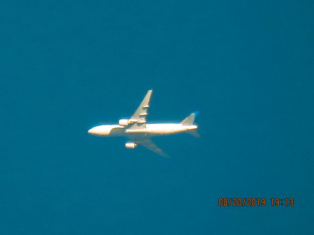 Boeing 777-200 (N74007)