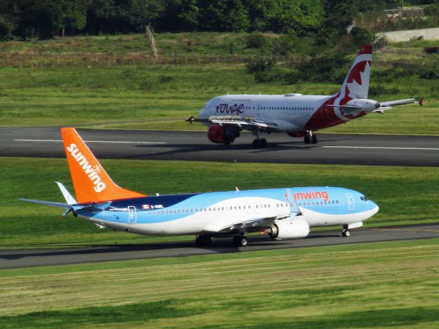 Boeing 737-800 (C-GSWL)