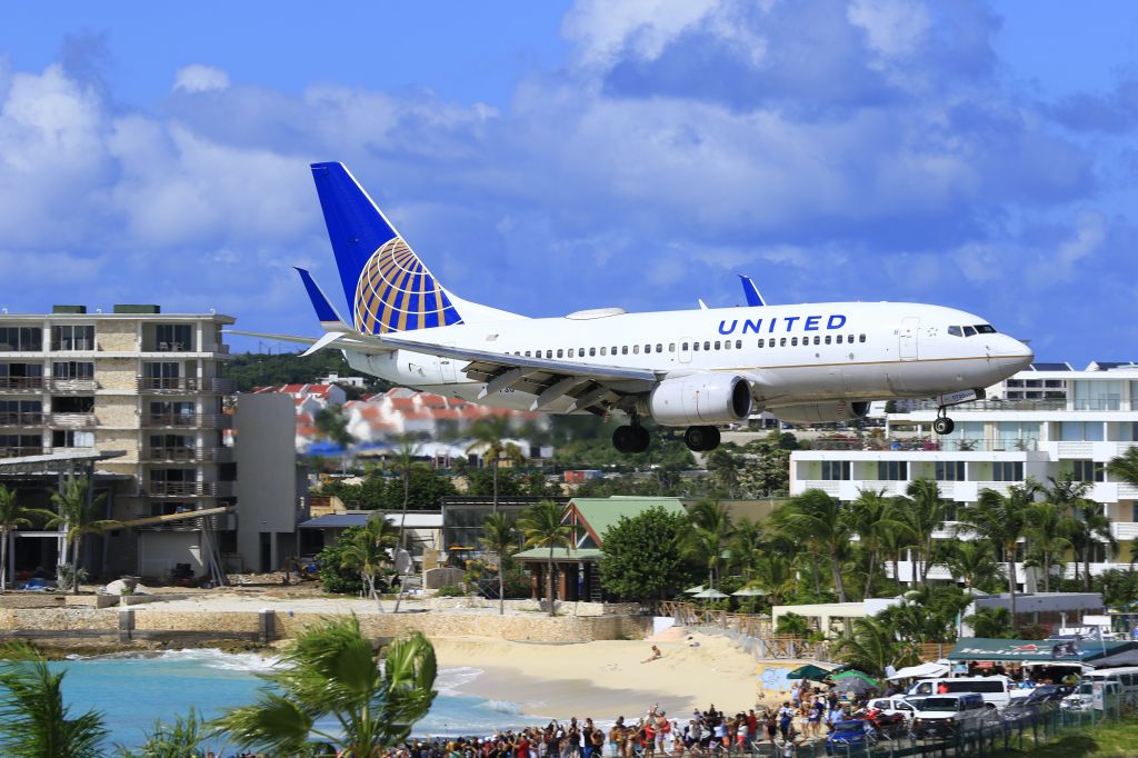 Boeing 737-700 (N17730) - United airlines over maho beach at TNCM St Maarten.