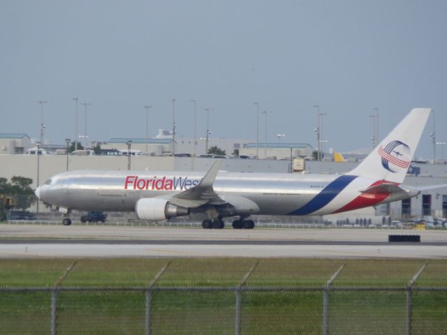 BOEING 767-300 (N422LA)