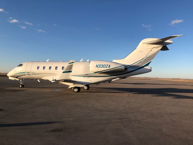 Bombardier Challenger 300 (N330ZA)