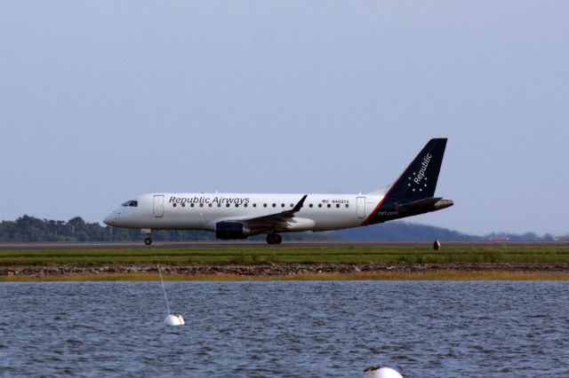 Embraer ERJ 175 (N402YX)