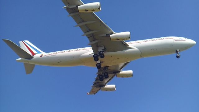 Airbus A340-200 (F-RAJB) - Magnifique Touch & Go de lAirbus A340-212 de la République Française (Présidentiel) (Partie 5) à Vatry