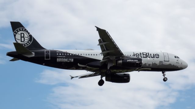 Airbus A320 (N633JB) - Brooklyn Nets A320 arriving into KBUF