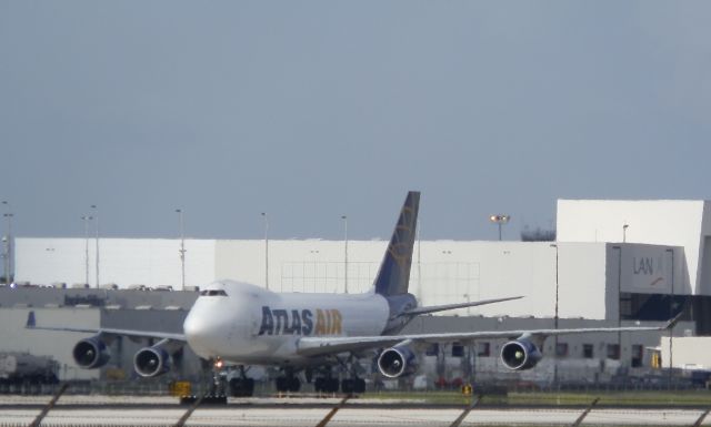 Boeing 747-400 (N415MC)