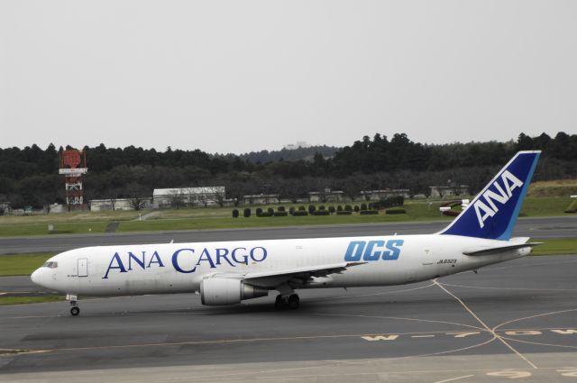 BOEING 767-300 (JA8323) - Taxing at Narita Intl Airport on 2016/10/13