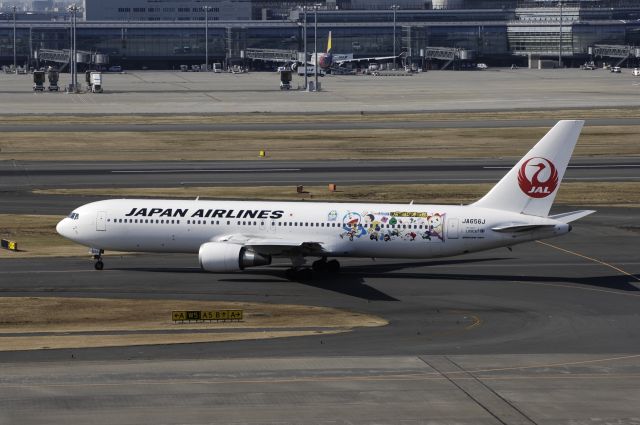 BOEING 767-300 (JA656J) - Taxing at Haneda Intl Airport on 2013/02/11 "Japanese Comic Doraemon c/s