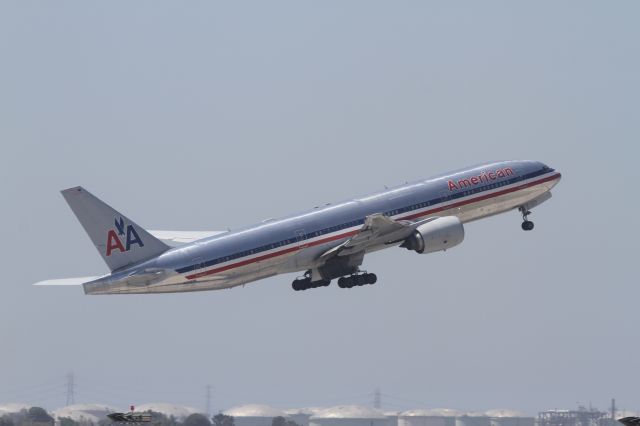 Boeing 777-200 (N758AN)