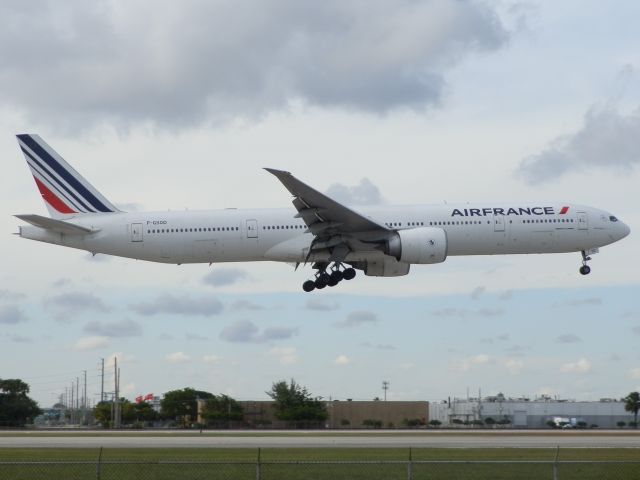 BOEING 777-300ER (F-GSQD)