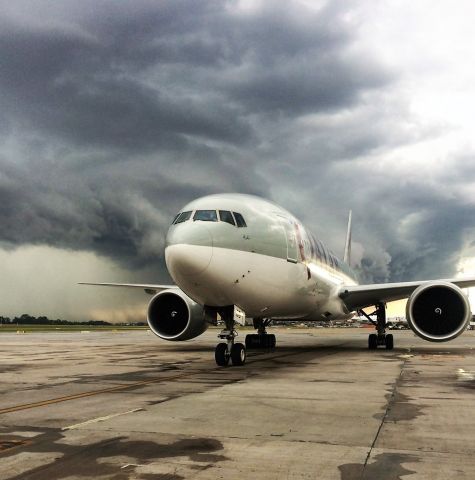 Boeing 777-200 (A7-BBB) - Qatar Airways docking in to the gate with heavy thunderstorm approaching - GRU 2016