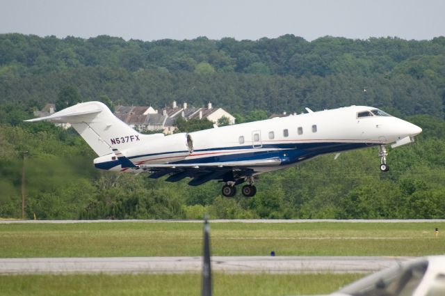 Bombardier Challenger 300 (N537FX)