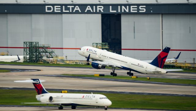 Boeing 757-200 (N823DX) - Departing 8Rbr /6/17/17