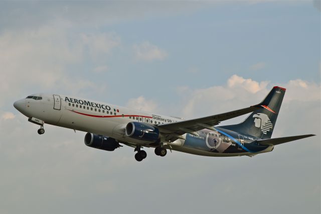 Boeing 737-800 (XA-AMA) - Boeing B737-852 XA-AMA MSN 36700 of Aeromexico with SAMSUNG Galaxy S9 smart phone promotional decal departs from Mexico City International Airport (08/2018).