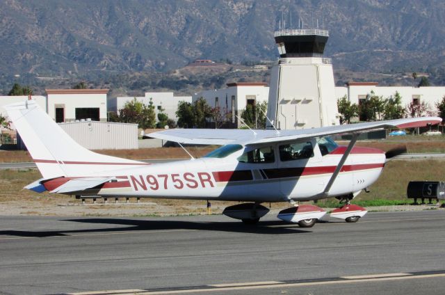 Cessna Skylane (N975SR) - Taxiing at Brackett Field