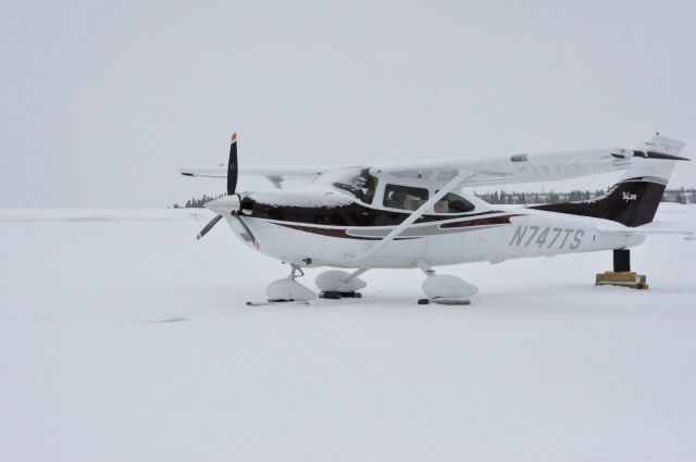 Cessna Skyhawk (N747TS) - Waiting to be brushed off and then over to Switzerland.