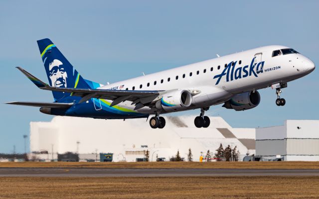EMBRAER 175 (long wing) (N638QX)