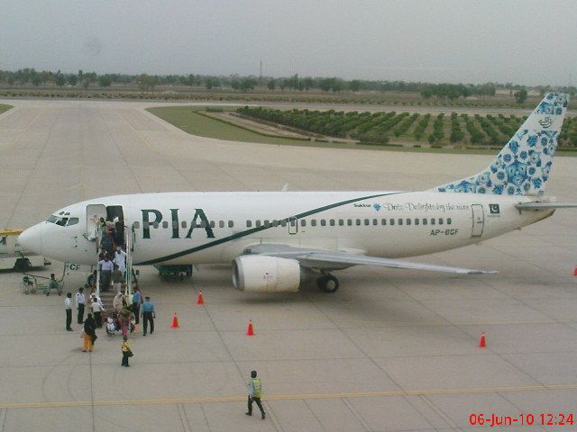 BOEING 737-300 (AP-BCF)