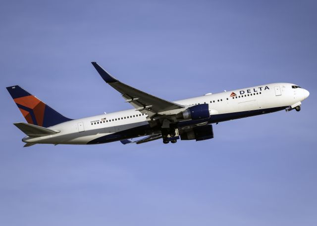 BOEING 767-300 (N190DN)