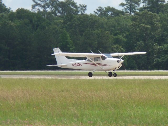 Cessna Skyhawk (N1642V) - 42V taxiing on bravo to parking.