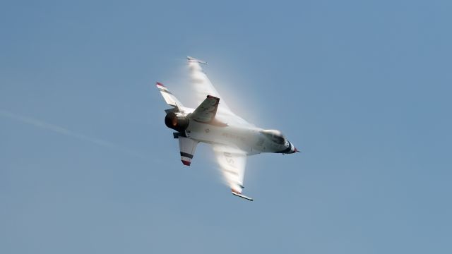 Lockheed F-16 Fighting Falcon — - The High Speed Pass.