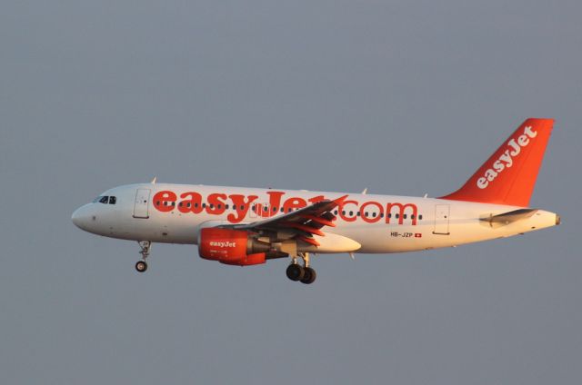 Airbus A319 (HB-JZP) - SHORT FINAL 04L TO NICE FRANCE