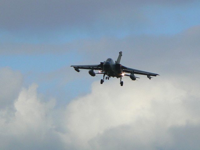 — — - Anflug Tornado auf Büchel-Wetter naht!