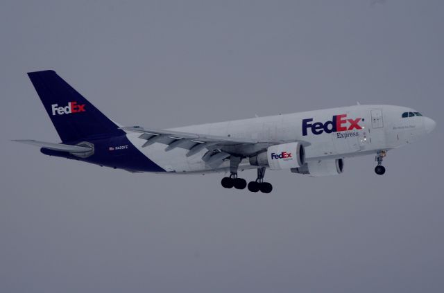 Airbus A310 (N450FE) - Ex Swiss Air lading in Boise on a snowy/ rainy day.