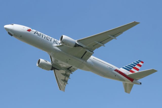 Boeing 777-200 (N781AN) - American Airlines B777-200ER, in the new livery, departs runway 027L at LHR.