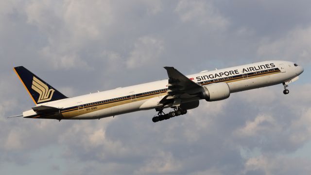 BOEING 777-300ER (9V-SWO)