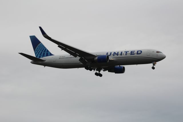 BOEING 767-300 (N656UA)
