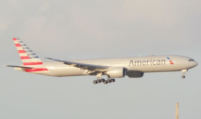 BOEING 777-300ER (N725AN)