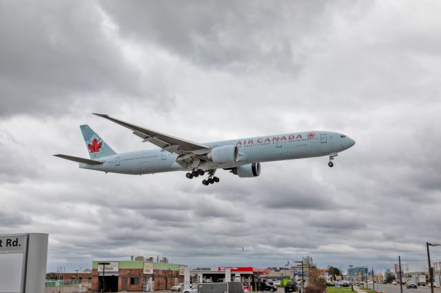 BOEING 777-300ER (C-FRAM) - Air Canada B777-300ER landing on RWY 23 at CYYZ