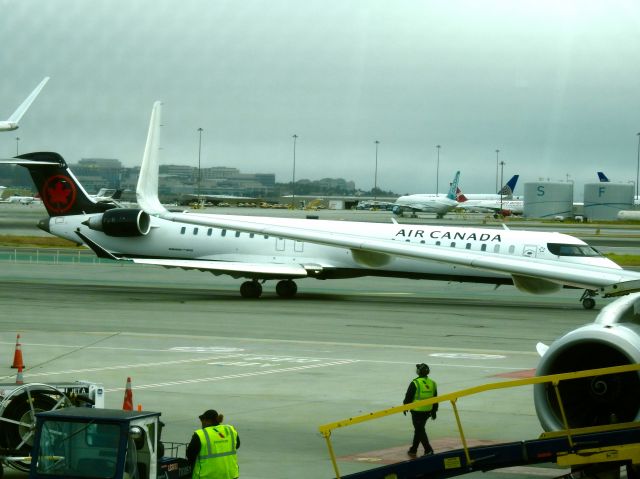 Canadair Regional Jet CRJ-900 (C-GJZS)