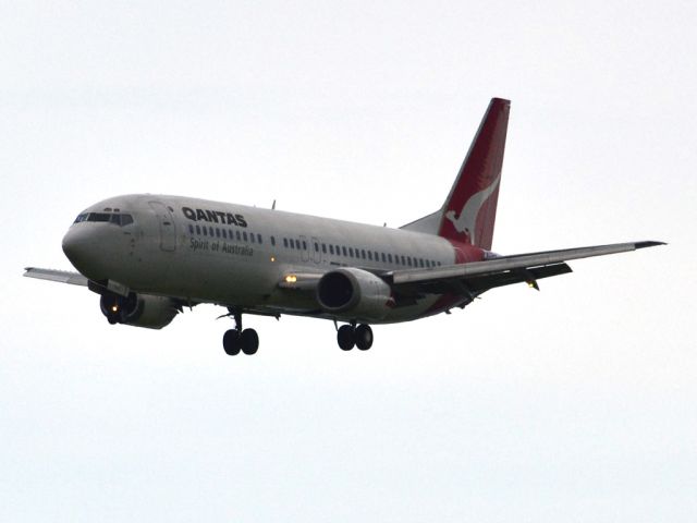 BOEING 737-400 (VH-TJJ) - On short finals for runway 05. Thursday 12th July 2012.